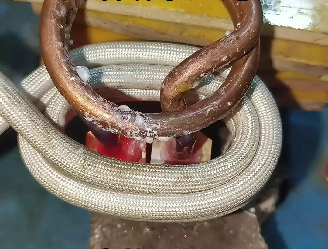 高頻焊接機(jī)能夠?qū)㈦姛峁艿淖香~和黃銅加熱到焊接溫度，提高了焊接效率