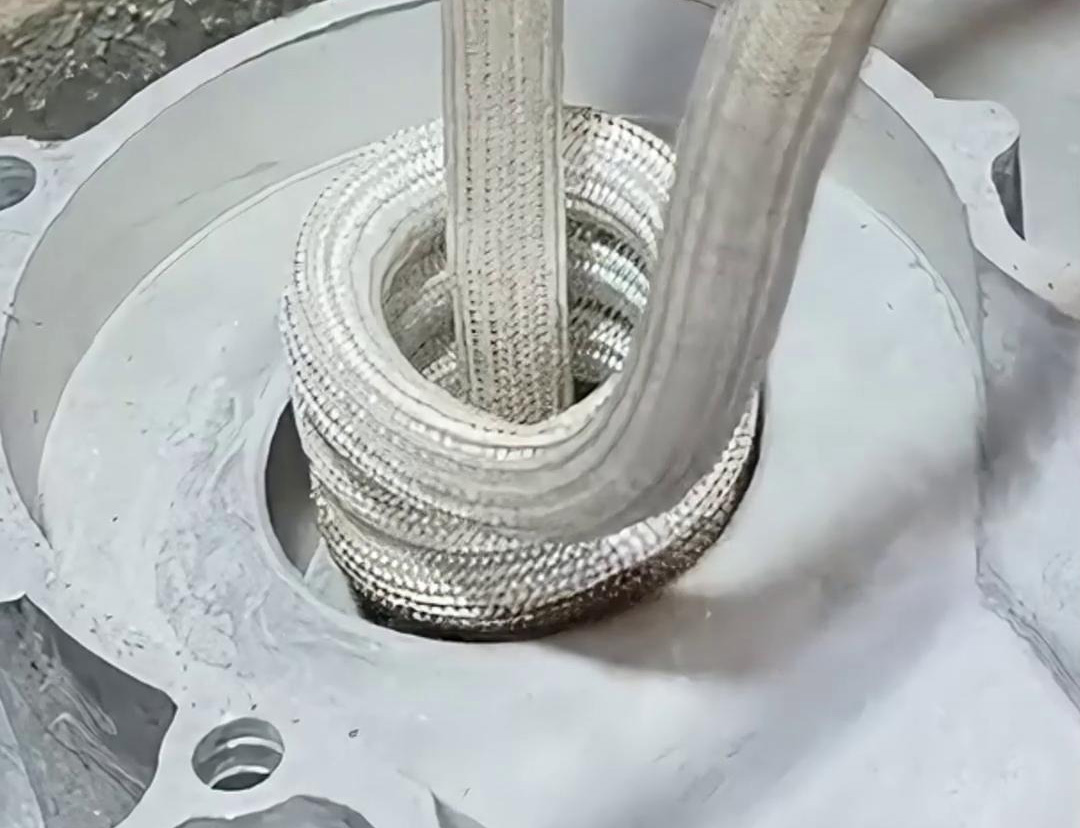 內(nèi)孔加熱裝配軸承，高頻加熱機(jī)10秒內(nèi)完成整個(gè)工藝流程