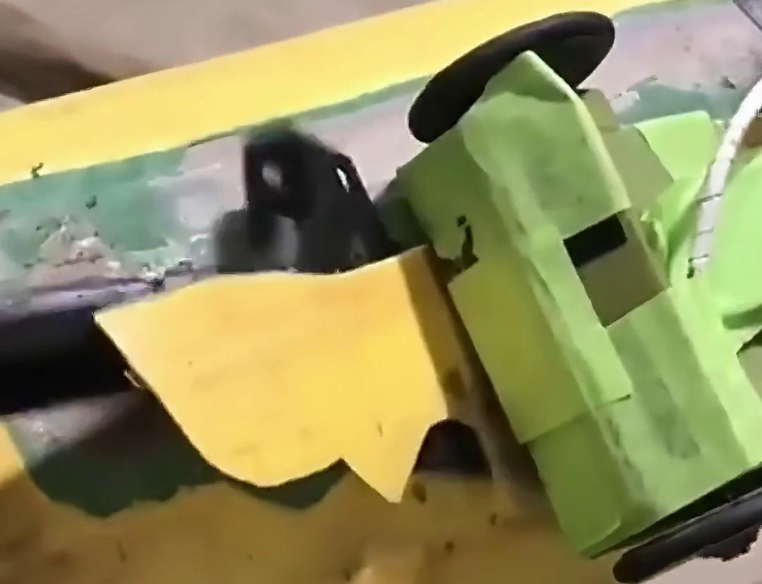 手持式高頻加熱機(jī)預(yù)熱脫漆，輕松對(duì)金屬表面的油漆進(jìn)行剝脫