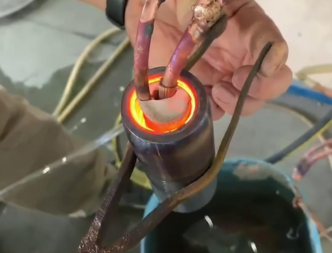 您要做內(nèi)孔熱處理嗎？那么這臺(tái)高頻加熱機(jī)就是您想要找的設(shè)備