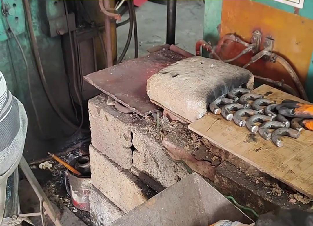 高頻加熱爐對(duì)鐵鏈鋼加熱鍛打二次使用的加工現(xiàn)場