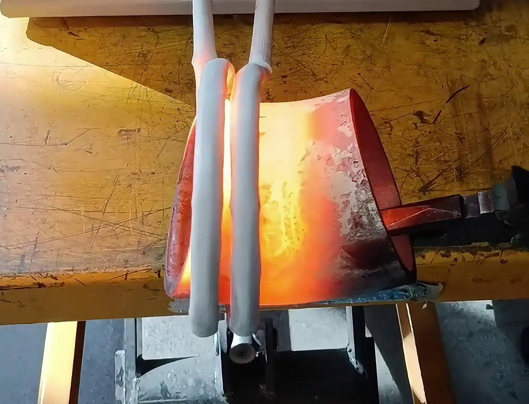 中頻加熱爐，一般用在大型工件加熱熱鍛、熔煉等場(chǎng)合