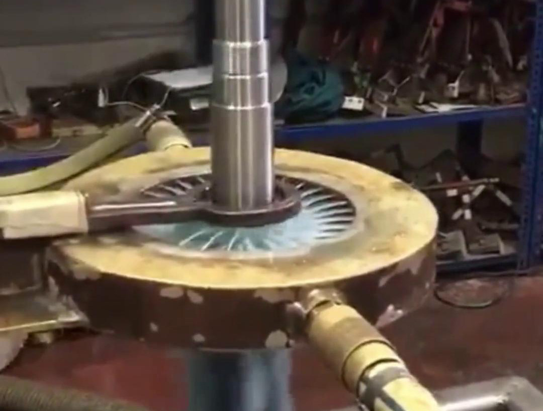 高頻數(shù)控淬火機(jī)床，更換感應(yīng)加熱線圈可適合各類軸、齒輪淬火工藝