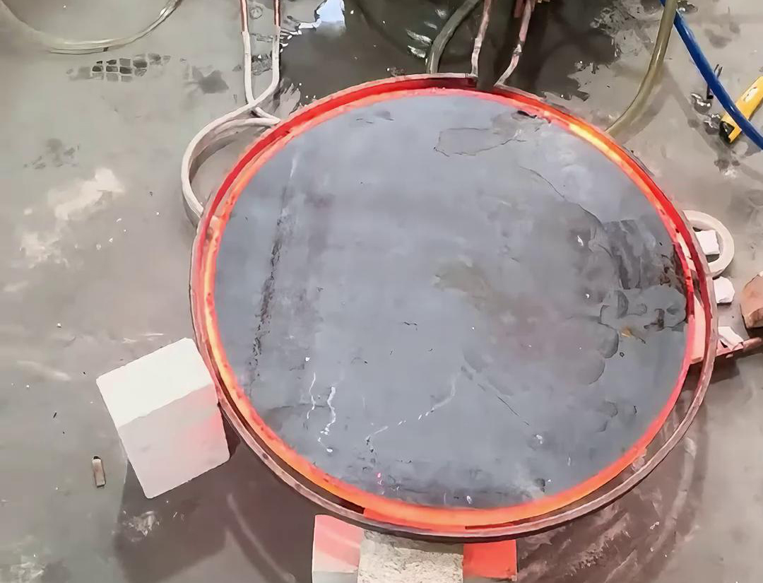 超音頻感應(yīng)加熱設(shè)備對(duì)直徑700mm、厚度20mm的圓形鐵餅加熱至900度