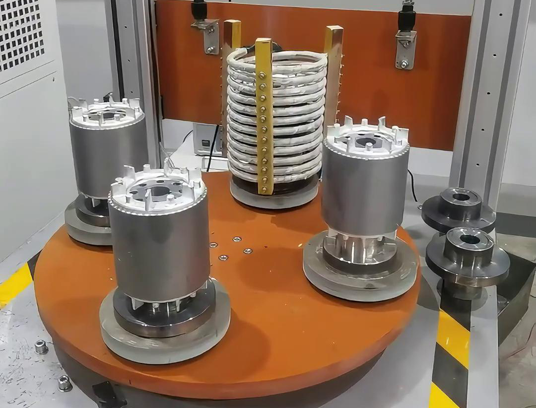 一套人工操作半自動(dòng)電機(jī)轉(zhuǎn)子熱套設(shè)備，它由高頻感應(yīng)加熱設(shè)備組合而成