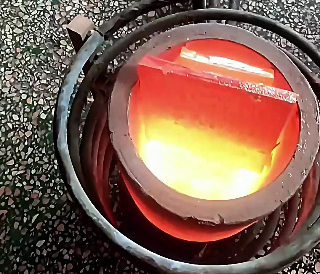 使用380V電壓的小型中頻熔煉爐，它的功率滿足熔煉金、銀、銅，10公斤容量