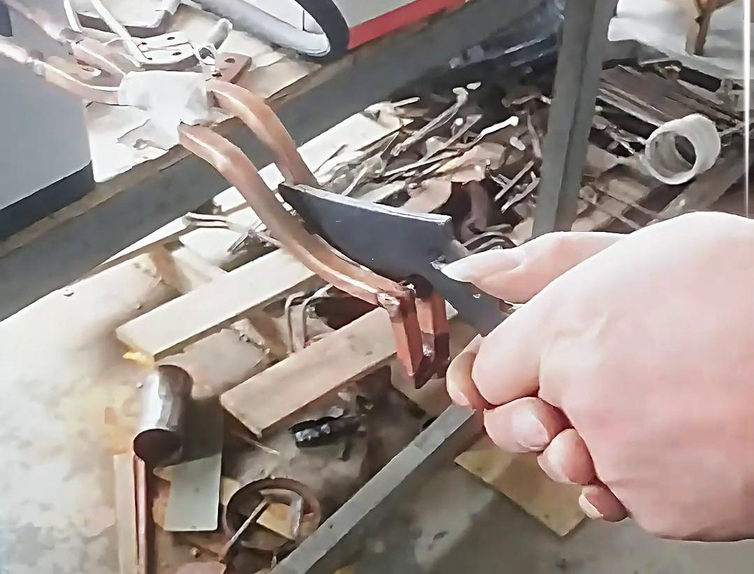 刀具淬火，根據(jù)工藝要求可以選擇高頻淬火機(jī)或者超高頻淬火設(shè)備