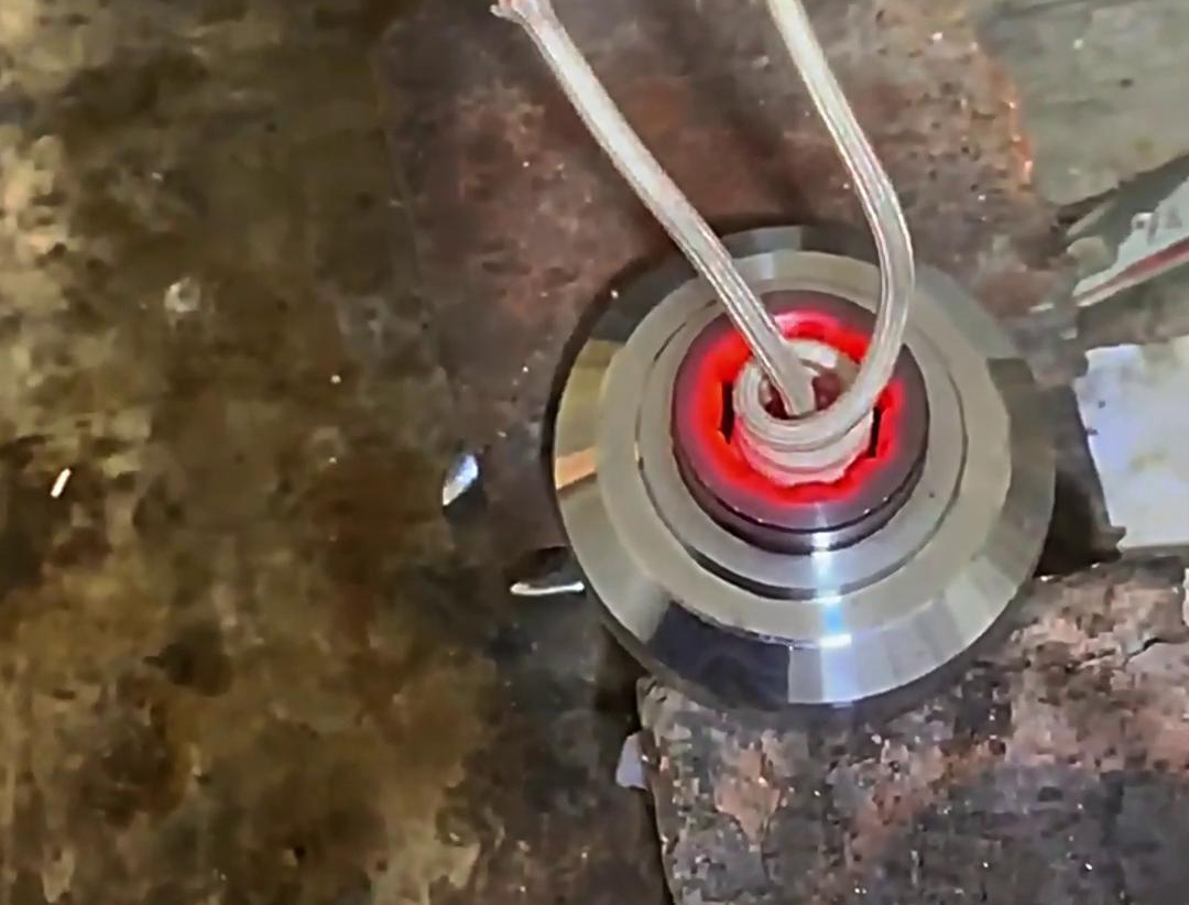 高頻內(nèi)孔加熱淬火技術(shù)廣泛應(yīng)用于汽車(chē)零部件、五金模具、軸類零件