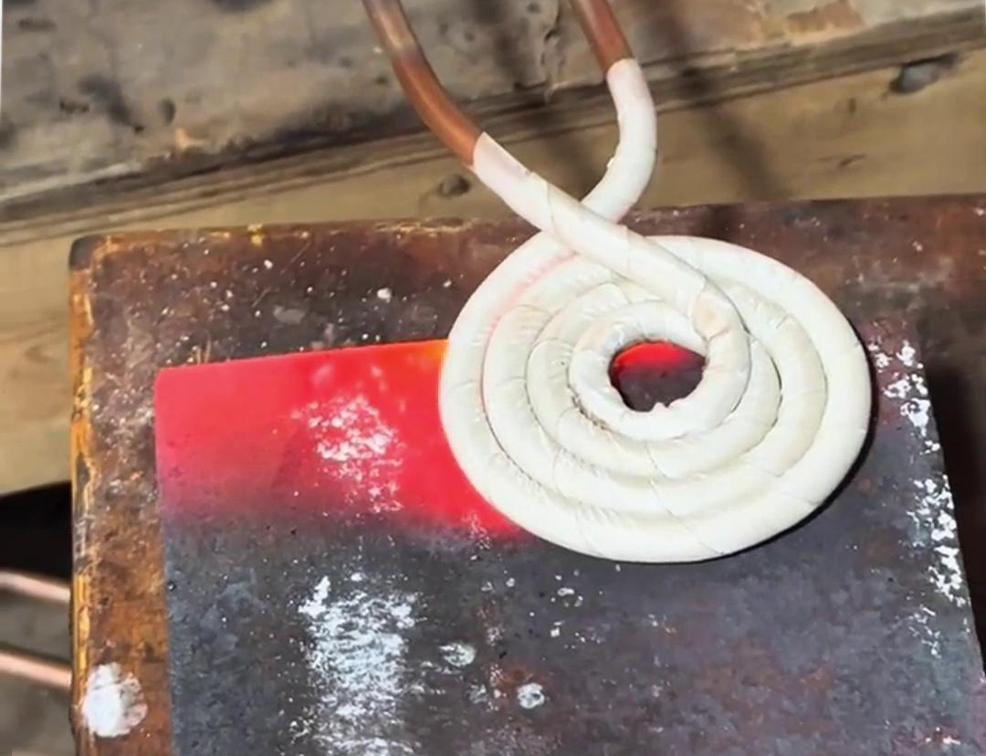 高頻機(jī)平面加熱主要用于焊接、淬火、回火、退火等工藝過(guò)程