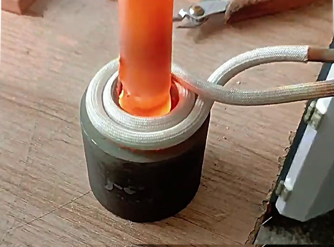 手持式高頻機(jī)是一種便攜式感應(yīng)加熱設(shè)備