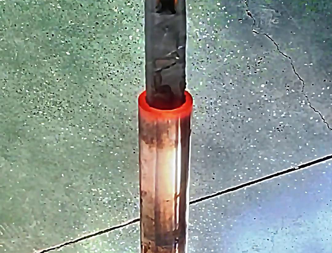 用高頻加熱機(jī)加熱內(nèi)孔，加熱時(shí)間可精確控制，溫度可實(shí)時(shí)監(jiān)控