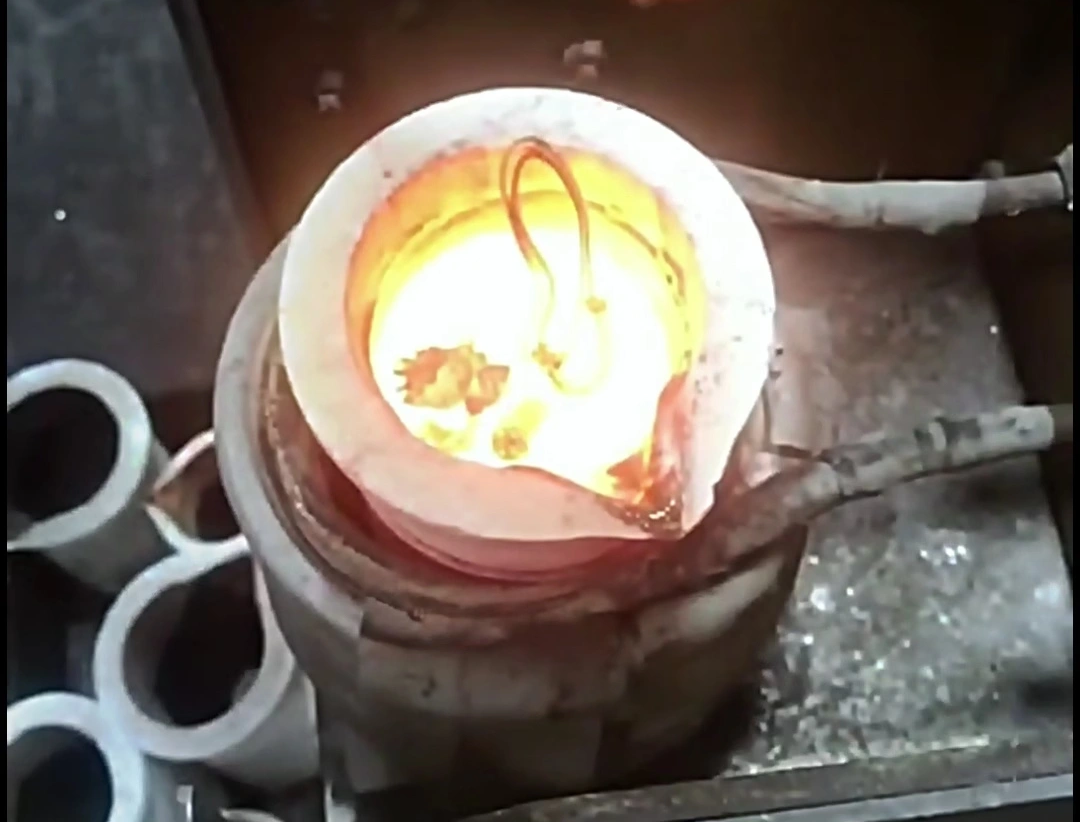 手搖傾倒式中頻熔金機(jī)是一種高效、靈活、安全可靠的金屬熔煉設(shè)備