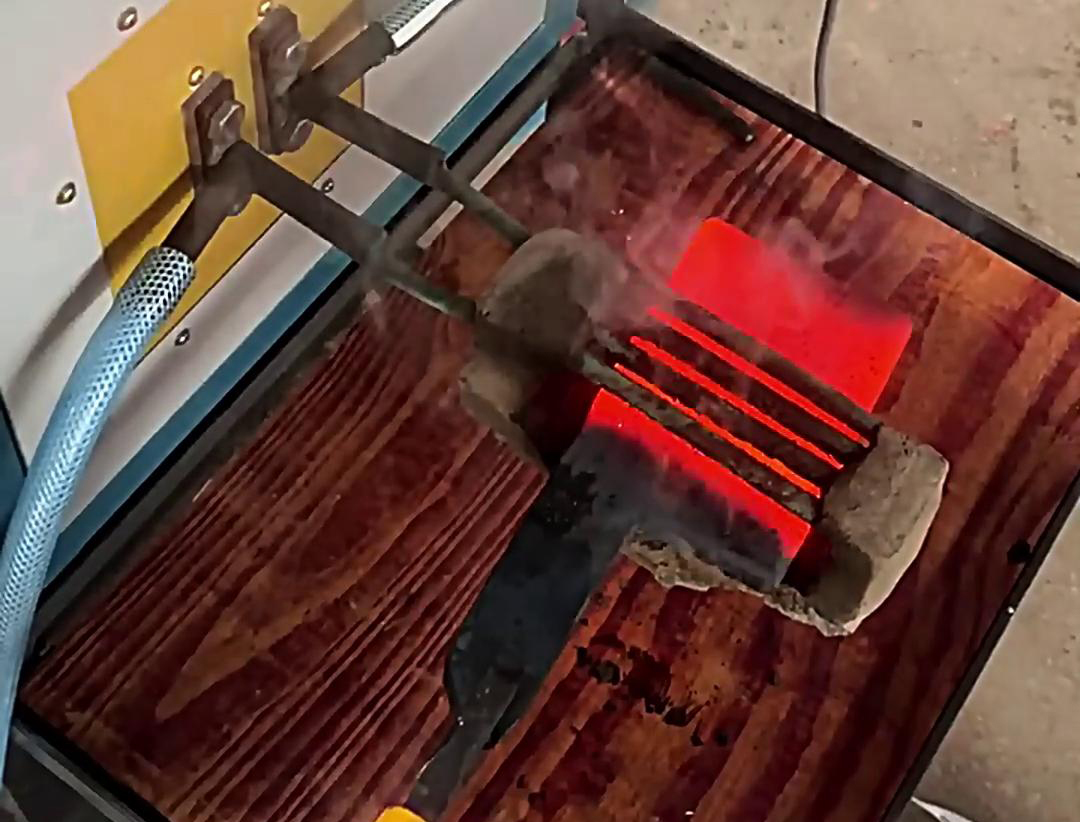 打鐵專用的高頻加熱爐，它采用電加熱，無(wú)明火更安全，開(kāi)機(jī)即加熱