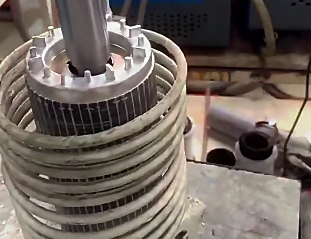 一套電機(jī)定子和轉(zhuǎn)子熱套測(cè)試全過(guò)程，采用高頻加熱機(jī)對(duì)定子進(jìn)行加熱