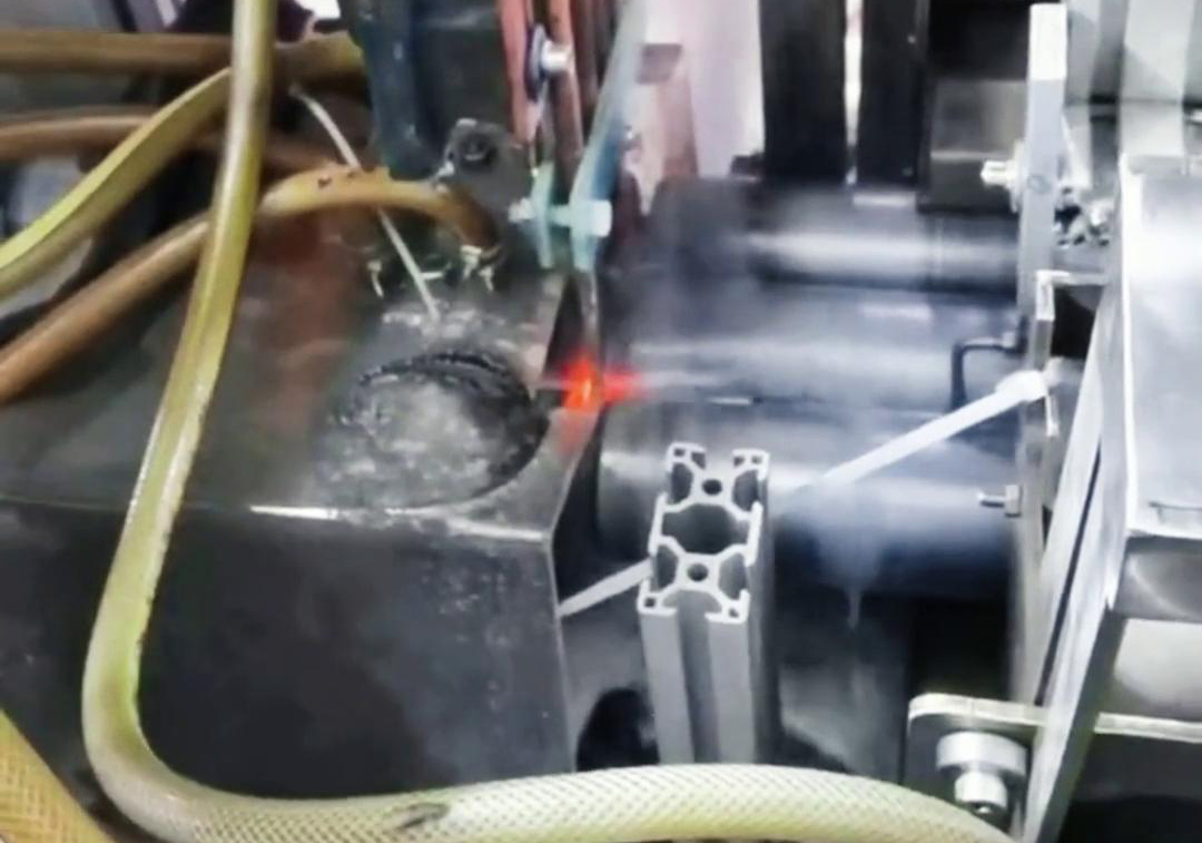 臥式高頻淬火機(jī)床主要應(yīng)用于軸類、盤類及各類精密復(fù)雜零件的表面硬化處理