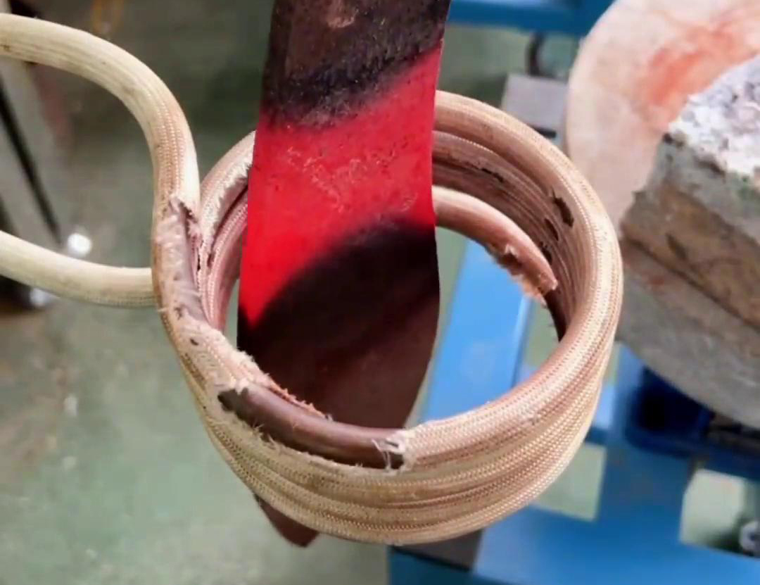 6毫米厚的鋼板，在這臺高頻感應(yīng)加熱機上加熱幾秒鐘就紅透