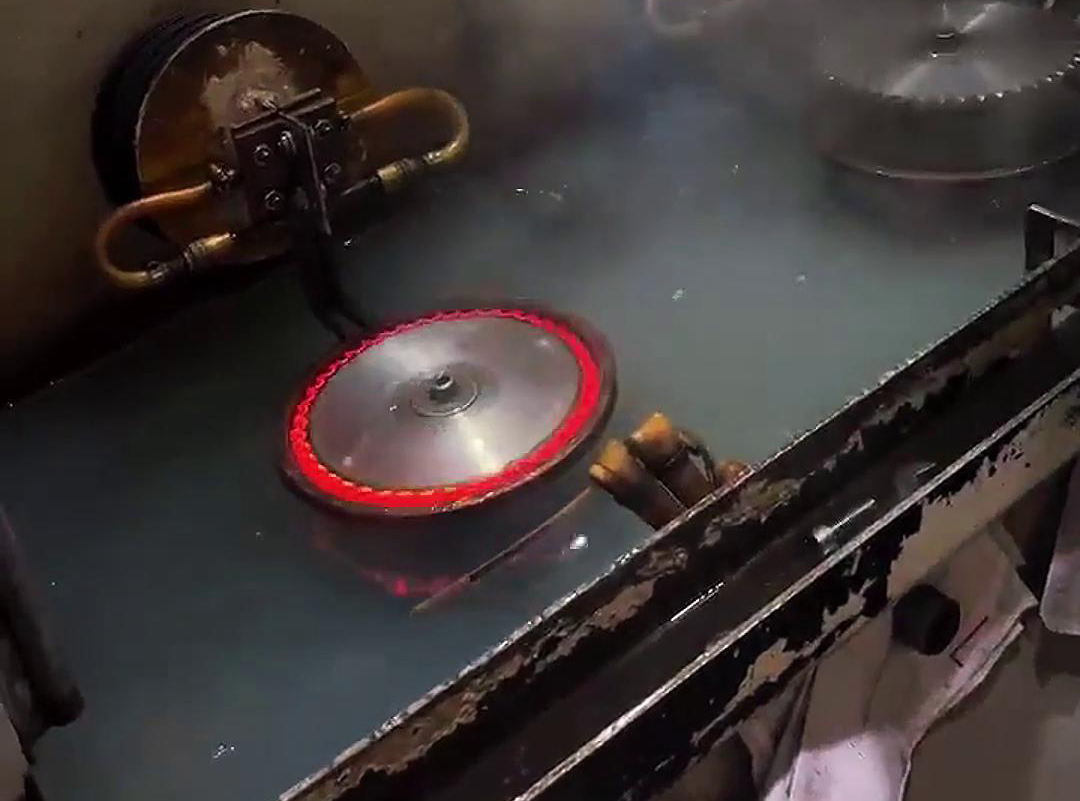 雙工位高頻淬火機床，它適用于各種鋸片、鏈輪、齒輪淬火熱處理