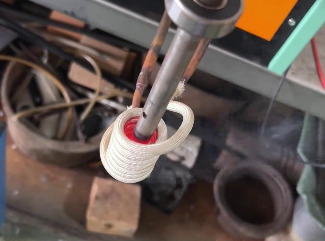 高頻加熱設(shè)備用在金屬加工、熱處理、焊接、熔煉等多個領(lǐng)域