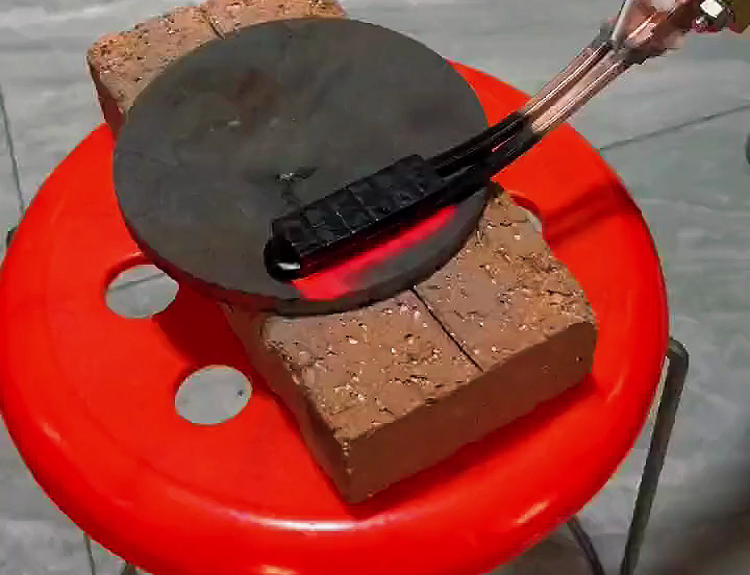 手持式感應(yīng)加熱設(shè)備，一款集高效、精準(zhǔn)、便捷于一身的工業(yè)神器