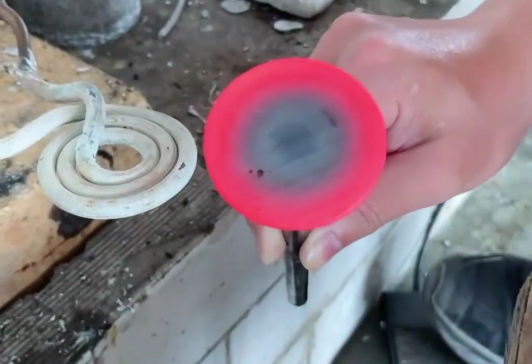 發(fā)動機氣門桿通過高頻感應(yīng)加熱實現(xiàn)表面快速淬火