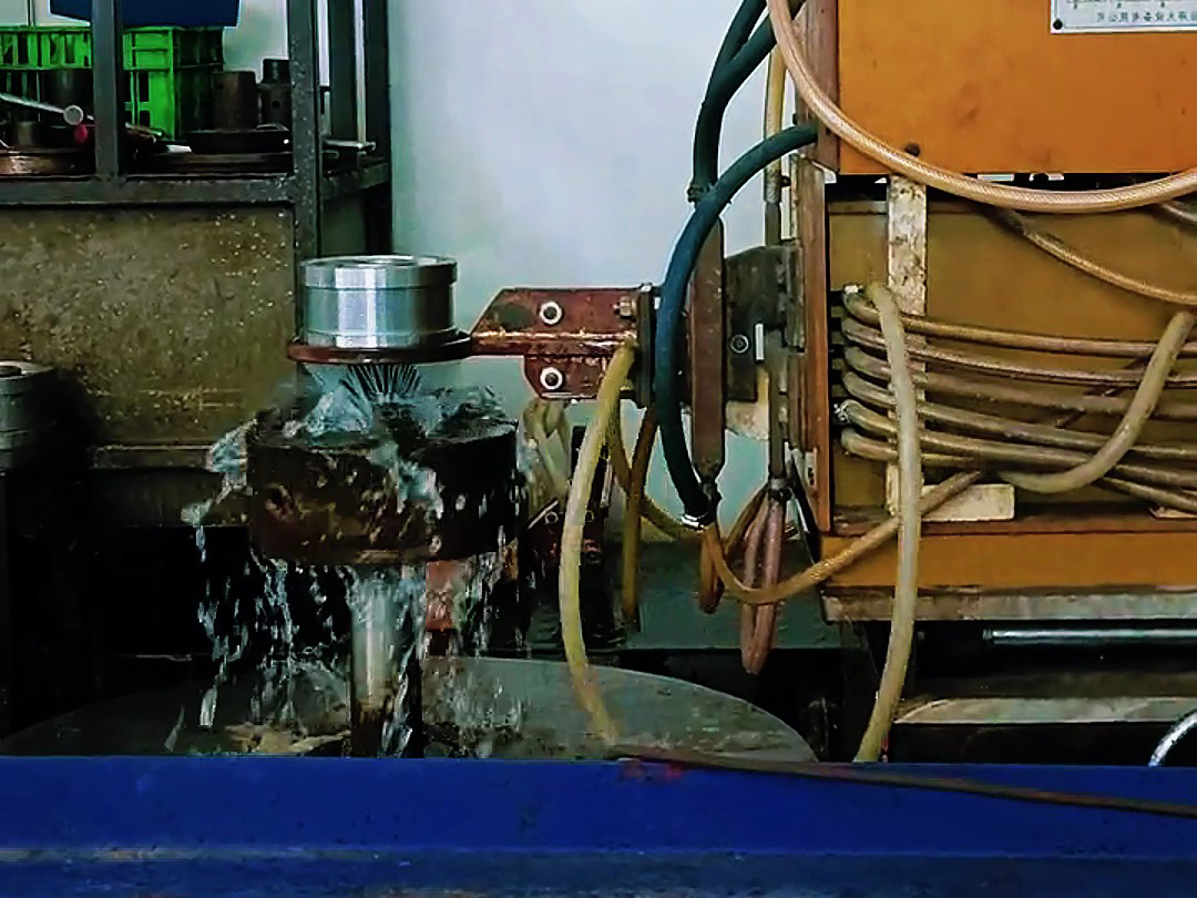 軸類淬火機床通過高頻感應(yīng)加熱技術(shù)，實現(xiàn)了軸類零件的高效、精準(zhǔn)淬火處理