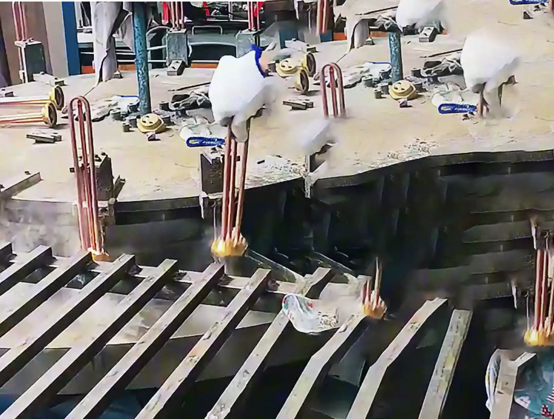 三工位高頻釬焊設(shè)備對熱水器發(fā)熱管錫焊