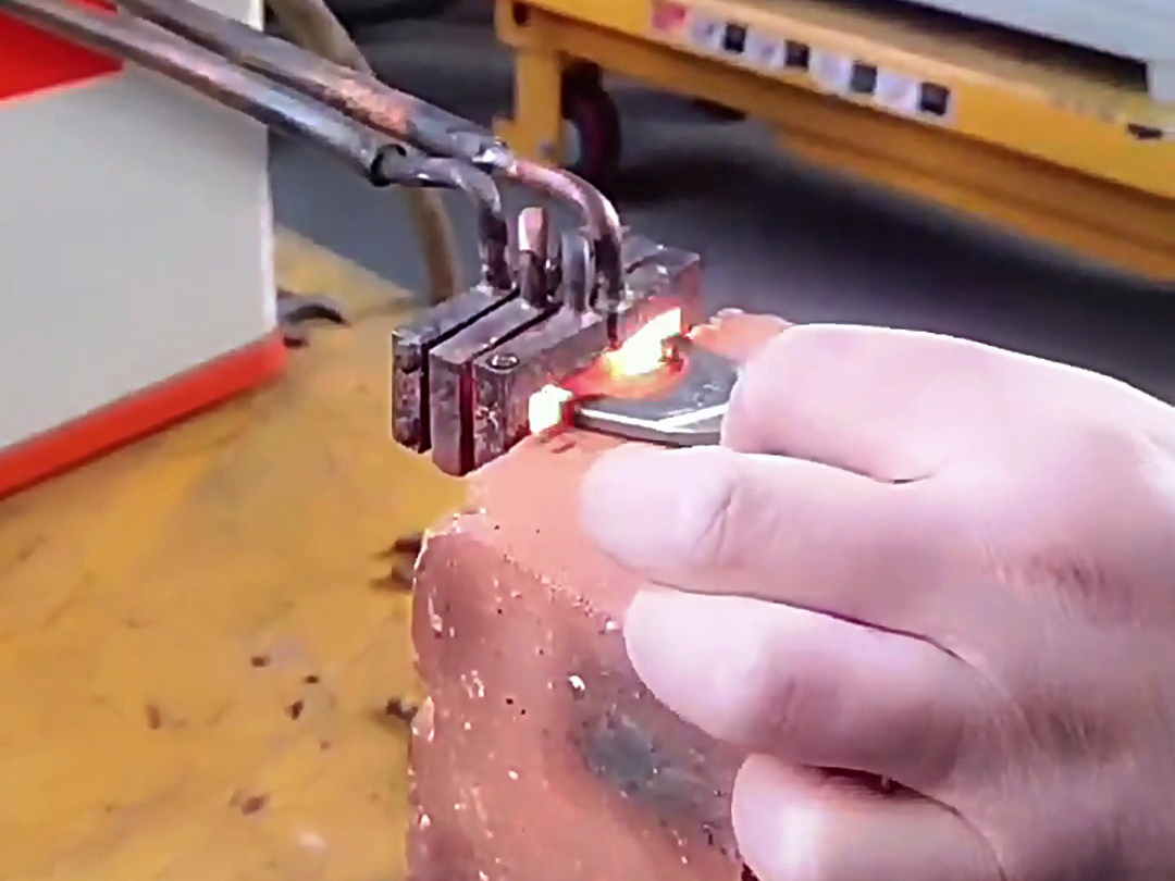 超高頻淬火對五金零件提供了一種高效、經(jīng)濟且可靠的解決方案