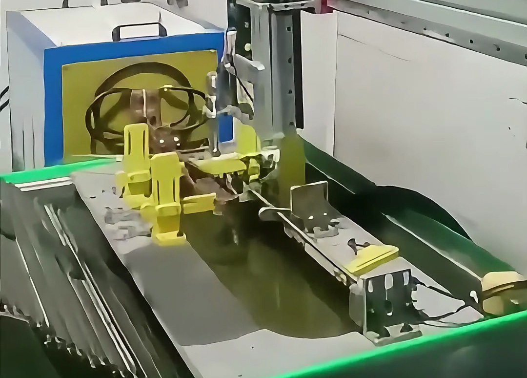 油鋸鋸板配合機械手自動化高頻淬火現(xiàn)場，一臺機器頂三個工人