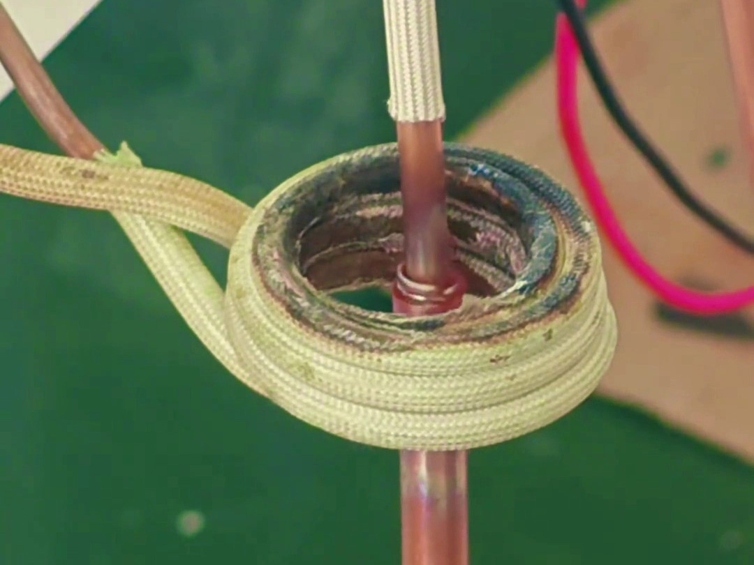 高頻加熱機(jī)是非常適合做銅管加熱、銅管焊接這樣的工藝