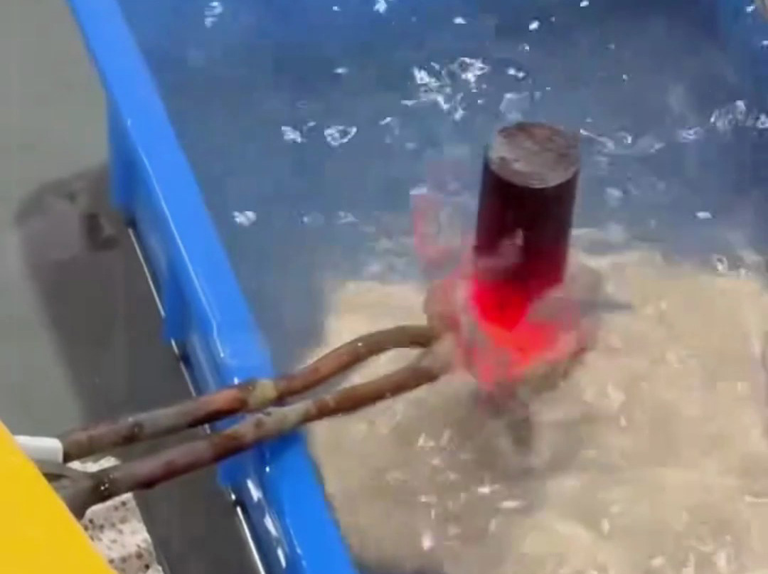 真神奇了，在水中也能用高頻加熱機(jī)加熱金屬材料