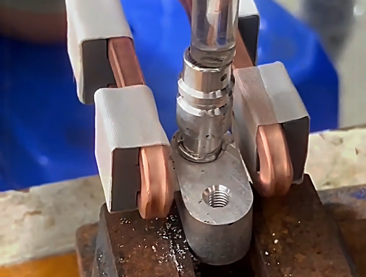 手持式高頻焊接機(jī)進(jìn)行鋁型管焊接，工作人員無需復(fù)雜的操作培訓(xùn)即可快速上手