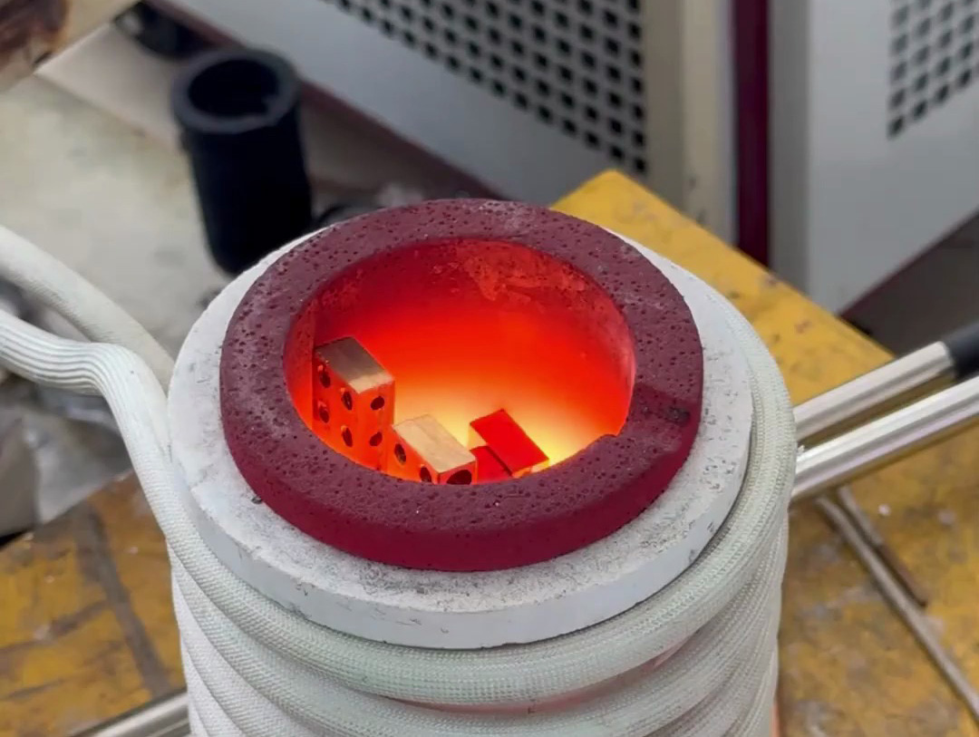 35KW的高頻熔煉爐對客戶郵寄過來的銅和鉛料進(jìn)行熔煉測試