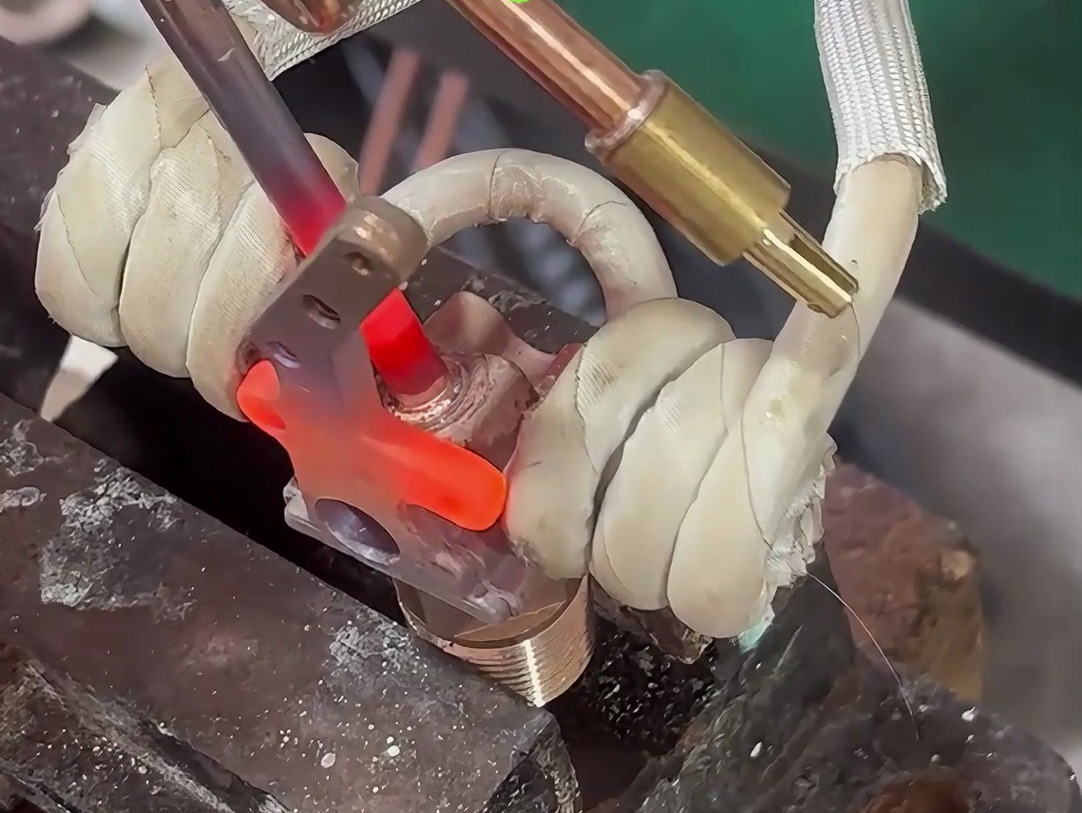 銅管、鋁管焊接、銅件鋁件不銹鋼工件配件焊接都可以使用高頻焊機(jī)完成