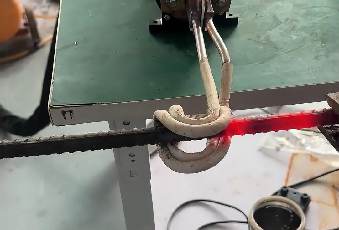 手持式高頻加熱機(jī)配備U型開口線圈對(duì)螺紋鋼筋進(jìn)行在線加熱測(cè)試