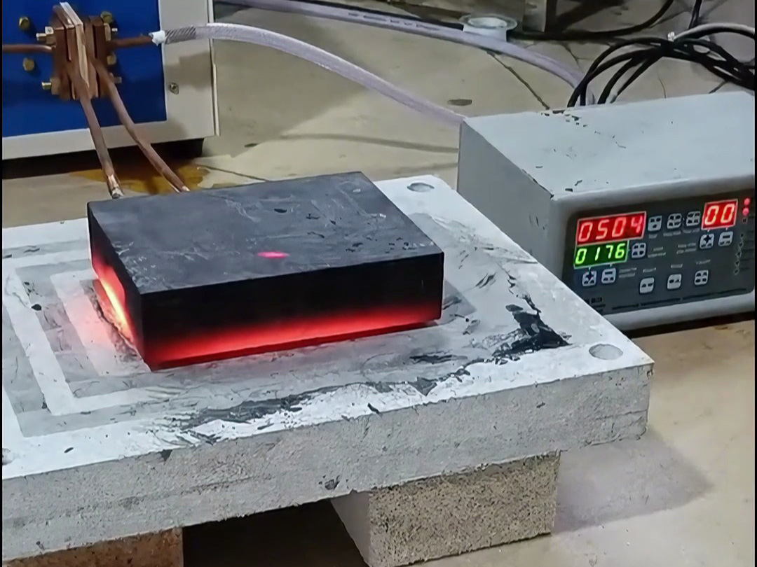 石墨模具加熱就使用高頻加熱機(jī)，導(dǎo)磁材料都可以高頻加熱