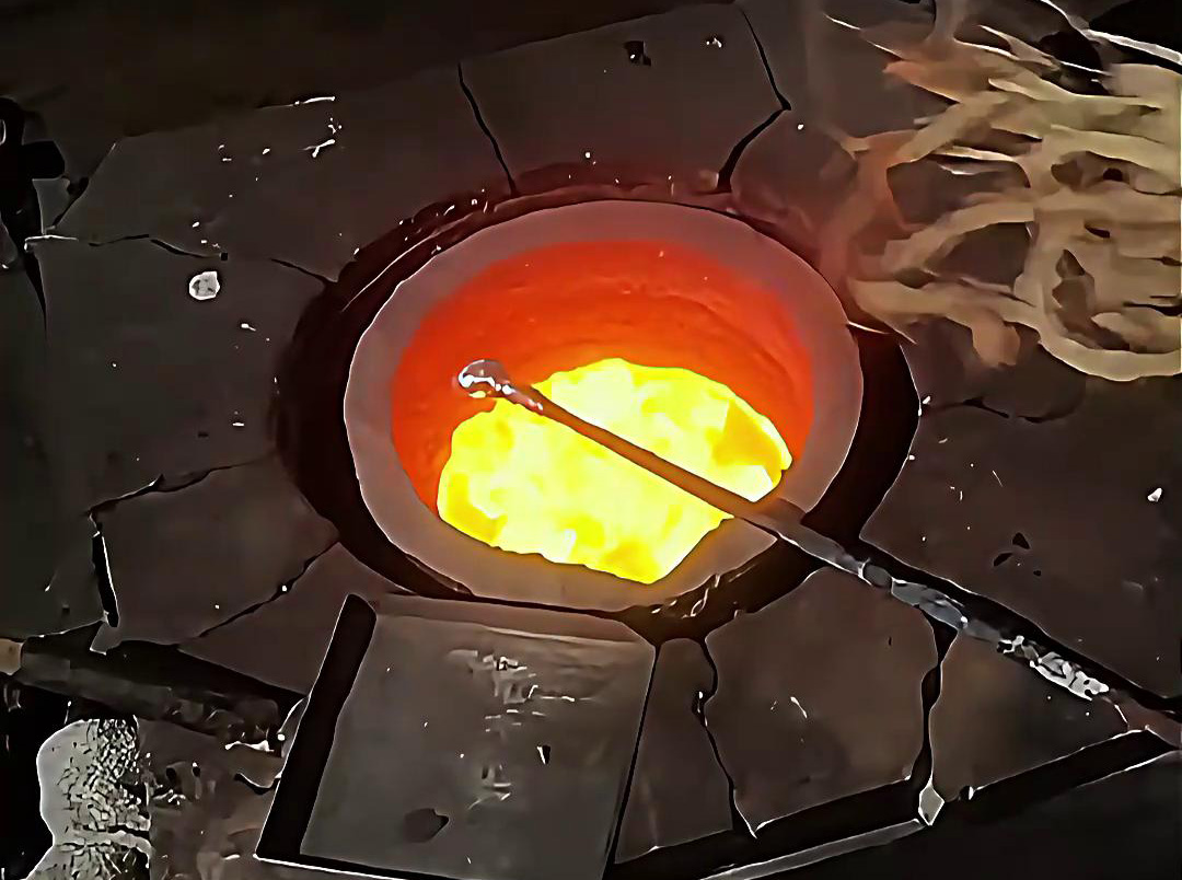 中頻熔煉爐熔化銀粉，根據(jù)需求配熔煉量大小