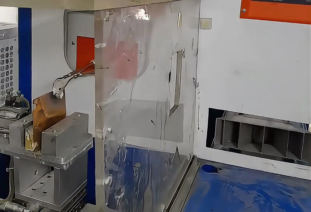 采用了10KW超高頻感應(yīng)加熱設(shè)備對(duì)銅板退火的半自動(dòng)化設(shè)備