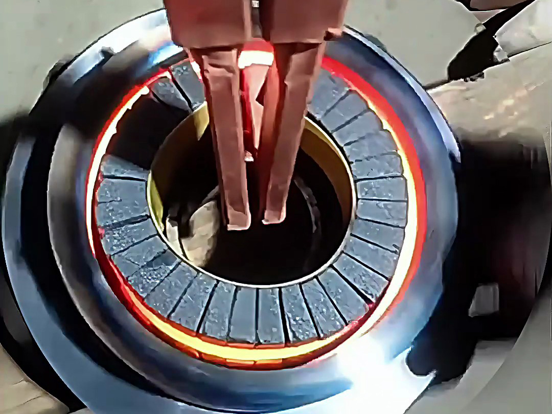 使用高頻淬火機(jī)對(duì)工件的內(nèi)孔進(jìn)行淬火熱處理是一種非常有效的工藝