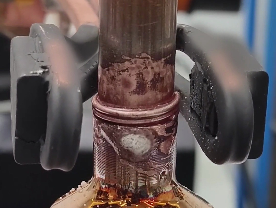 機(jī)械手帶動(dòng)手持式高頻焊機(jī)左扭右擰，這樣焊接銅管效果更均勻