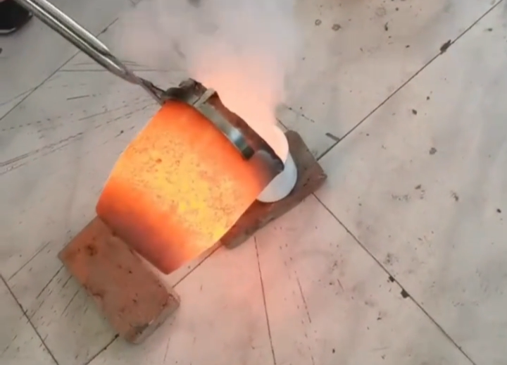 粉絲提供的銻金屬粉末怎么煉？看中頻熔煉爐如何滿足工藝指標！