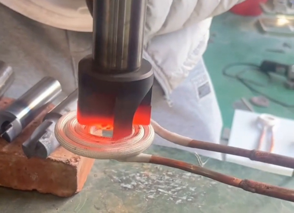 揭秘小型高頻加熱機(jī)的神奇操作！鉆頭合金熱取速度超乎想象！