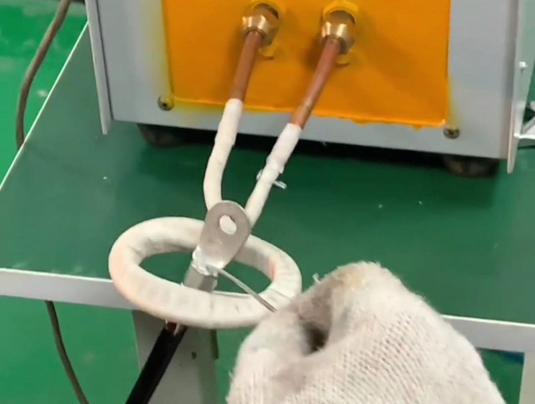 高頻感應(yīng)加熱設(shè)備助力線束端子焊接工藝升級！高精度高效率，工作質(zhì)量有保障