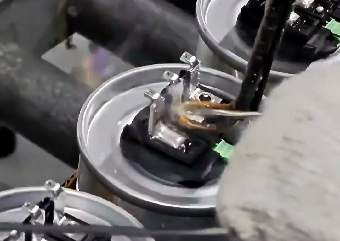 無虛焊、不連錫！焊錫填充的完美操作，這就是手持式高頻焊機(jī)