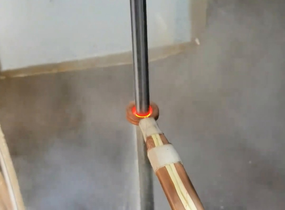 16毫米光軸精細(xì)處理！數(shù)控高頻淬火機(jī)床高效精準(zhǔn)展示