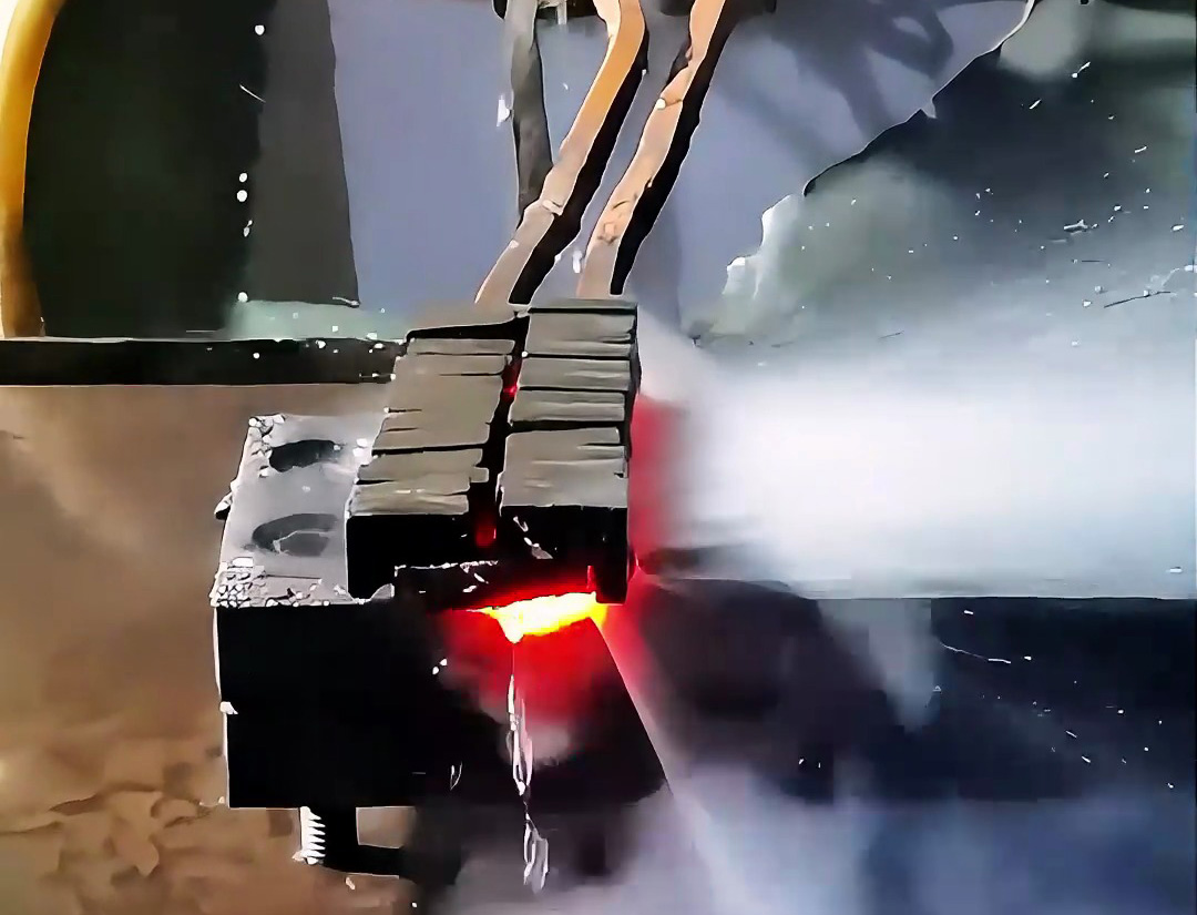 壓板淬火要穩(wěn)準(zhǔn)高效？臥式淬火機(jī)床來搞定